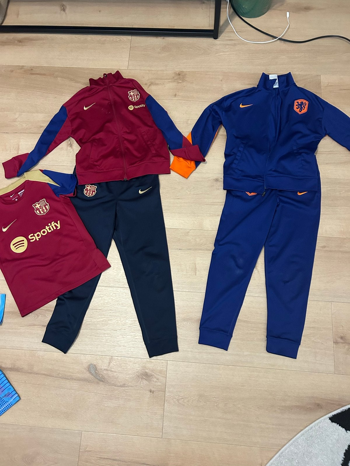 Trainingspakken Barcelona en Nederland orginele, Kinderen en Baby's, Kinderkleding | Maat 134, Ophalen, Gebruikt, Jongen of Meisje
