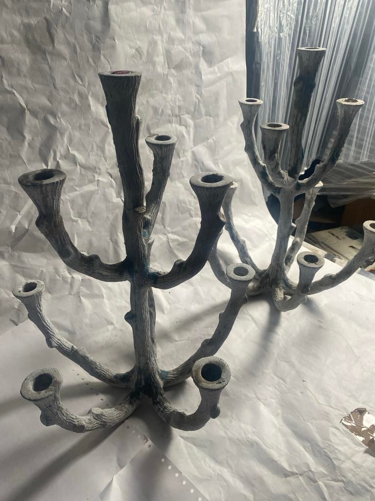 Twee kandelaars in takkenvorm, Ophalen, Koper of Brons