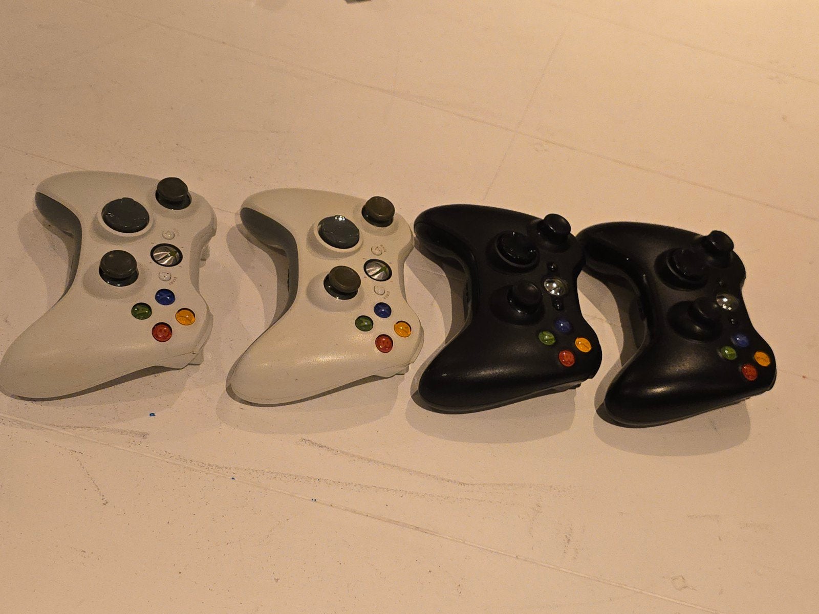 Xbox 360 Controllers - Zwart en Wit (Gebruikt), Spelcomputers en Games, Spelcomputers | Xbox | Accessoires, Gebruikt, Ophalen of Verzenden