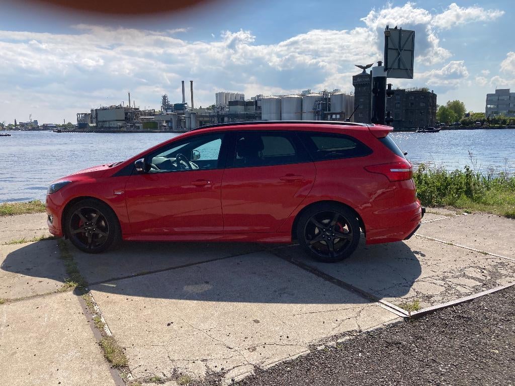 Ford Focus 1.5 Ecoboost ST-Line Black&Red Edition, Stof, 4 cilinders, Stationwagon, Handgeschakeld