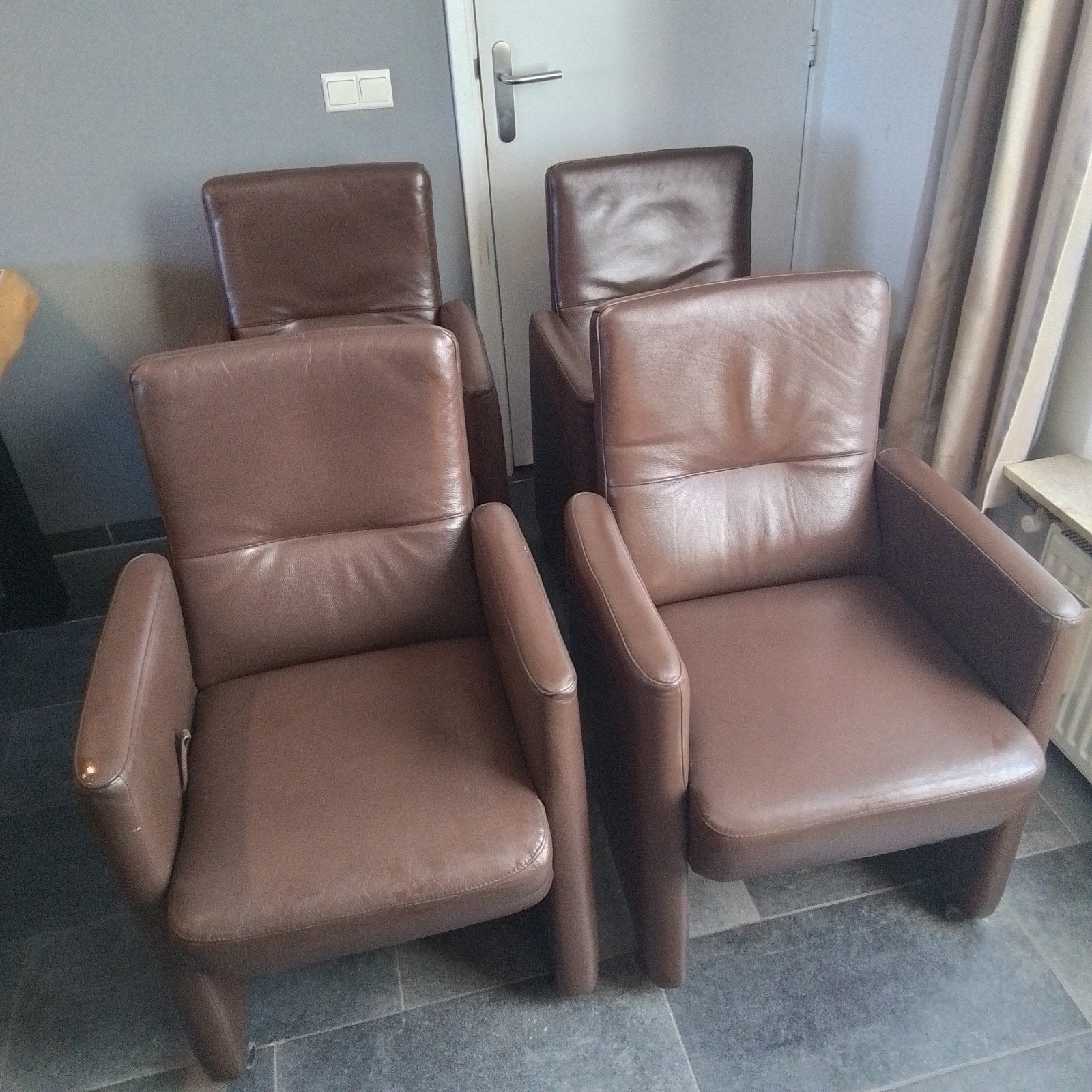 4 bruine leren stoelen - 1 beschadigd aan zijkant, Huis en Inrichting, Stoelen, Ophalen, Gebruikt, Bruin, Leer