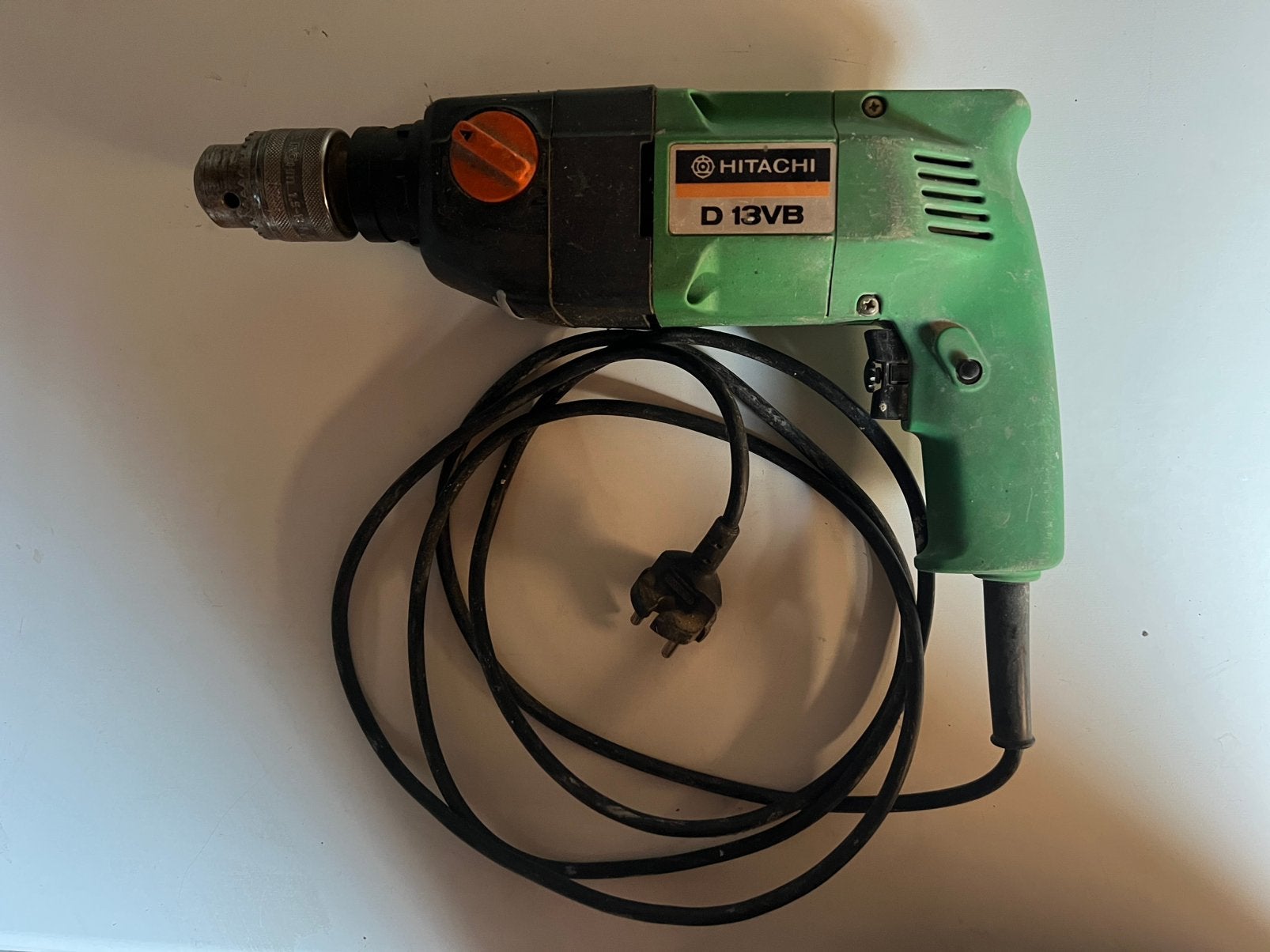 Hitachi D13VB boormachine 230v, Doe-het-zelf en Verbouw, Gereedschap | Boormachines, Boormachine, Gebruikt, Variabele snelheid