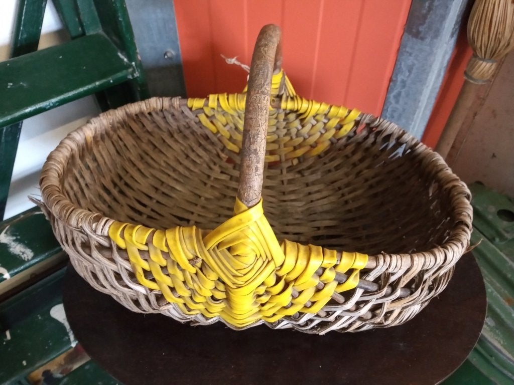 leuke oude mand met hengsel, Gebruikt, Mand, Ophalen of Verzenden, Gevlochten