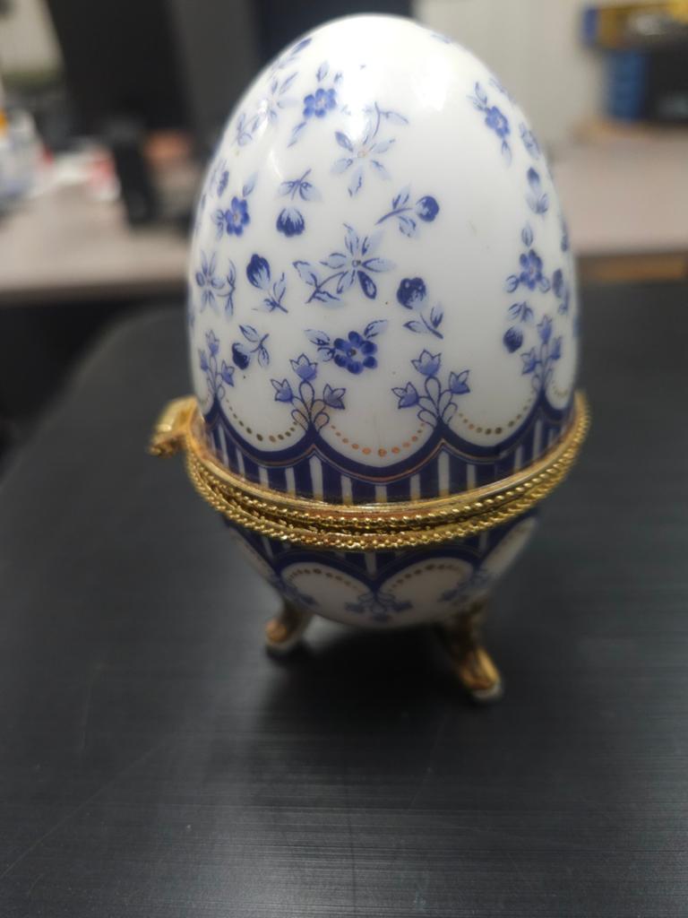 Decoratief Porseleinen Ei met Blauw Bloemmotief, Ophalen