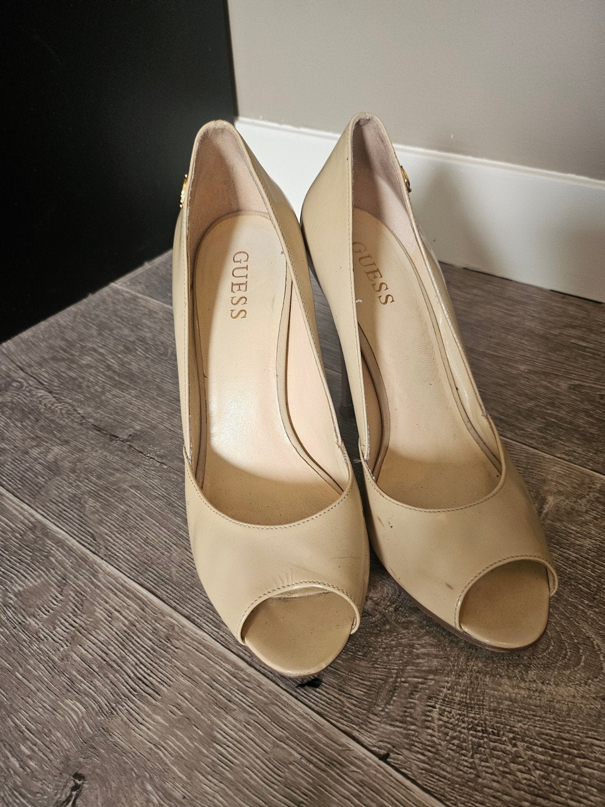 Guess Peep-toe Pumps - Beige Lakleer Maat 39, Pumps, Guess, Beige, Ophalen of Verzenden