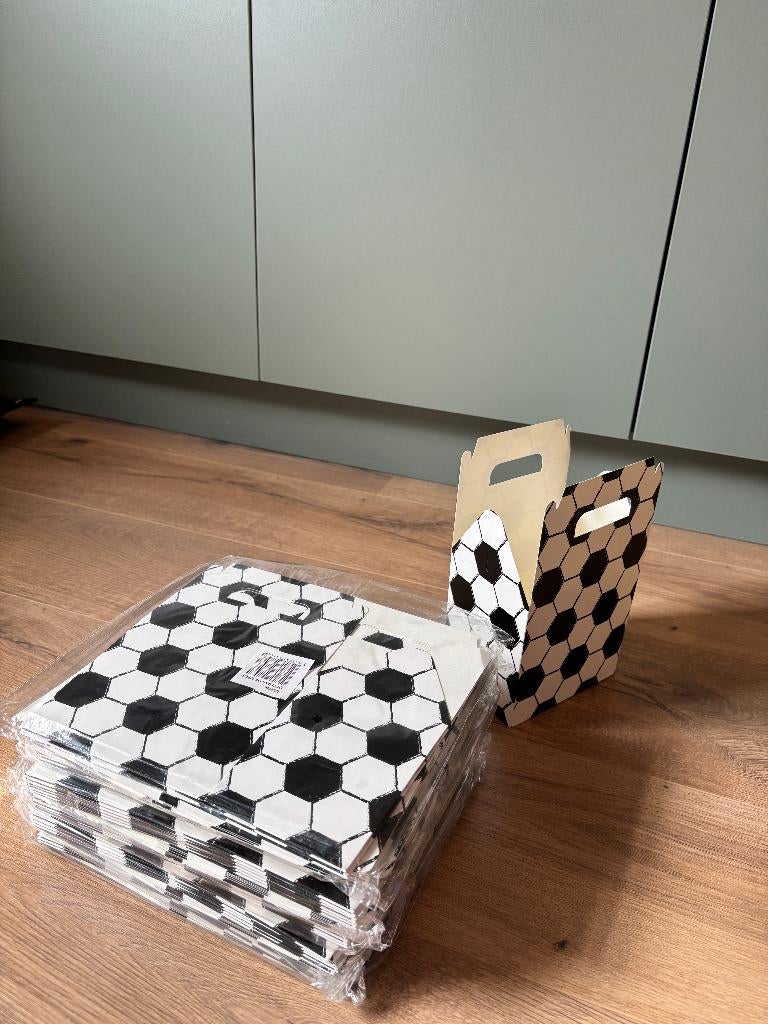 69x Traktatie vouwdoosje voetbal, Ophalen of Verzenden, Nieuw, Feestartikel, Verjaardag