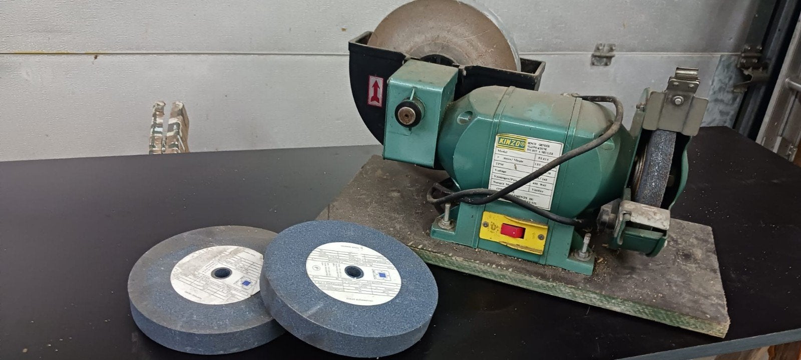 Nieuw Kinzo Slijpmachine met zoetsteen en extra slijpstenen, Ophalen, Minder dan 700 watt, Werkbankslijpmachine