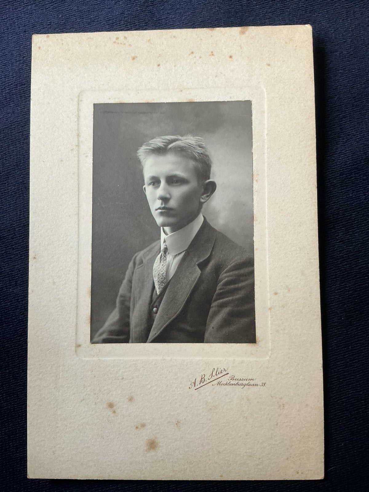 Kabinetfoto, Jongeman, A.B. SLIER, BUSSUM, Antieke foto, Ophalen of Verzenden, Voor 1940, Gebruikt, Foto