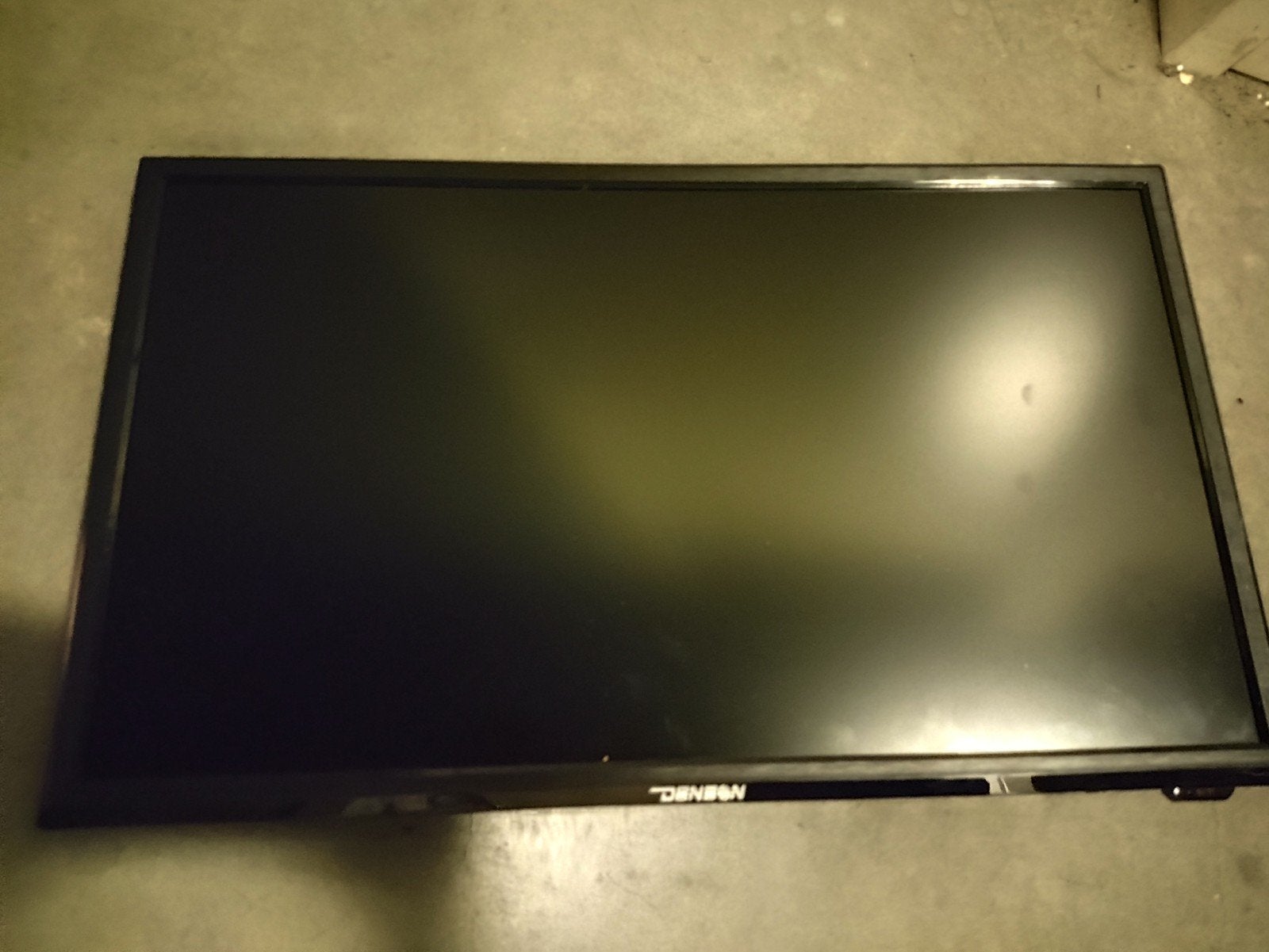Camping tv 12v met 180 graden muurbeugel, Ophalen