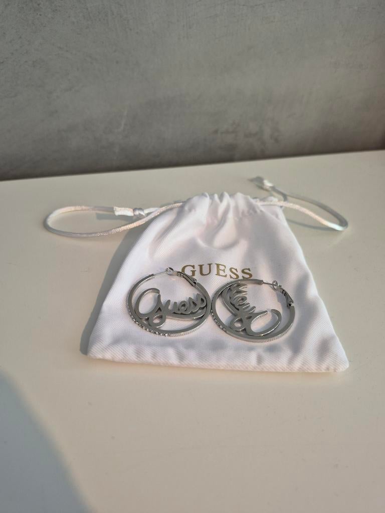 Guess oorringen met strass, Overige materialen, Hangers, Ophalen of Verzenden, Zo goed als nieuw