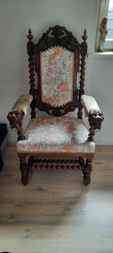 Antiek stoel met leeuwenkoppen, Ophalen