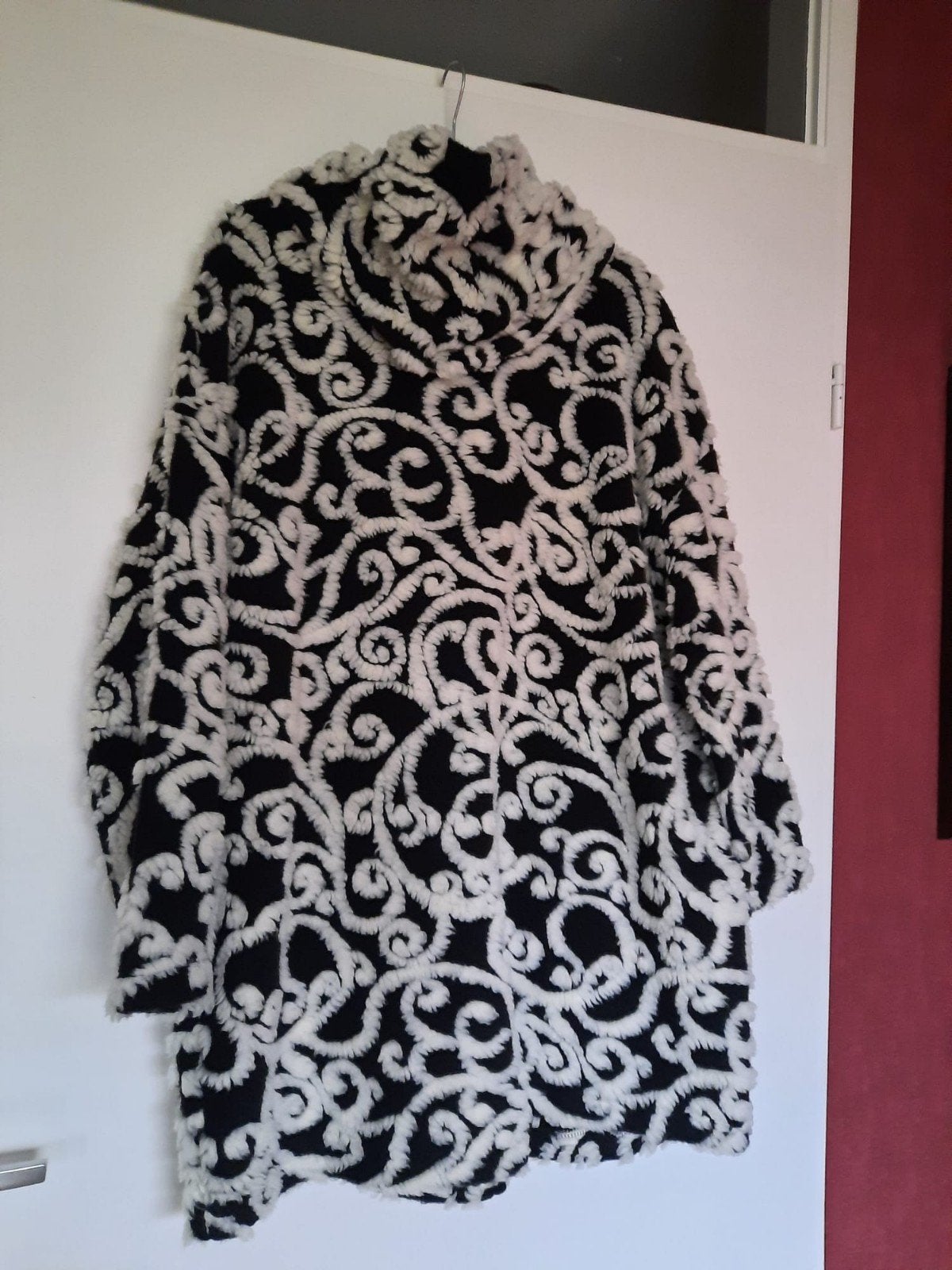 Zwart-witte jas met krullend patroon, Ophalen, Zwart, Maat 42/44 (L), Nieuw