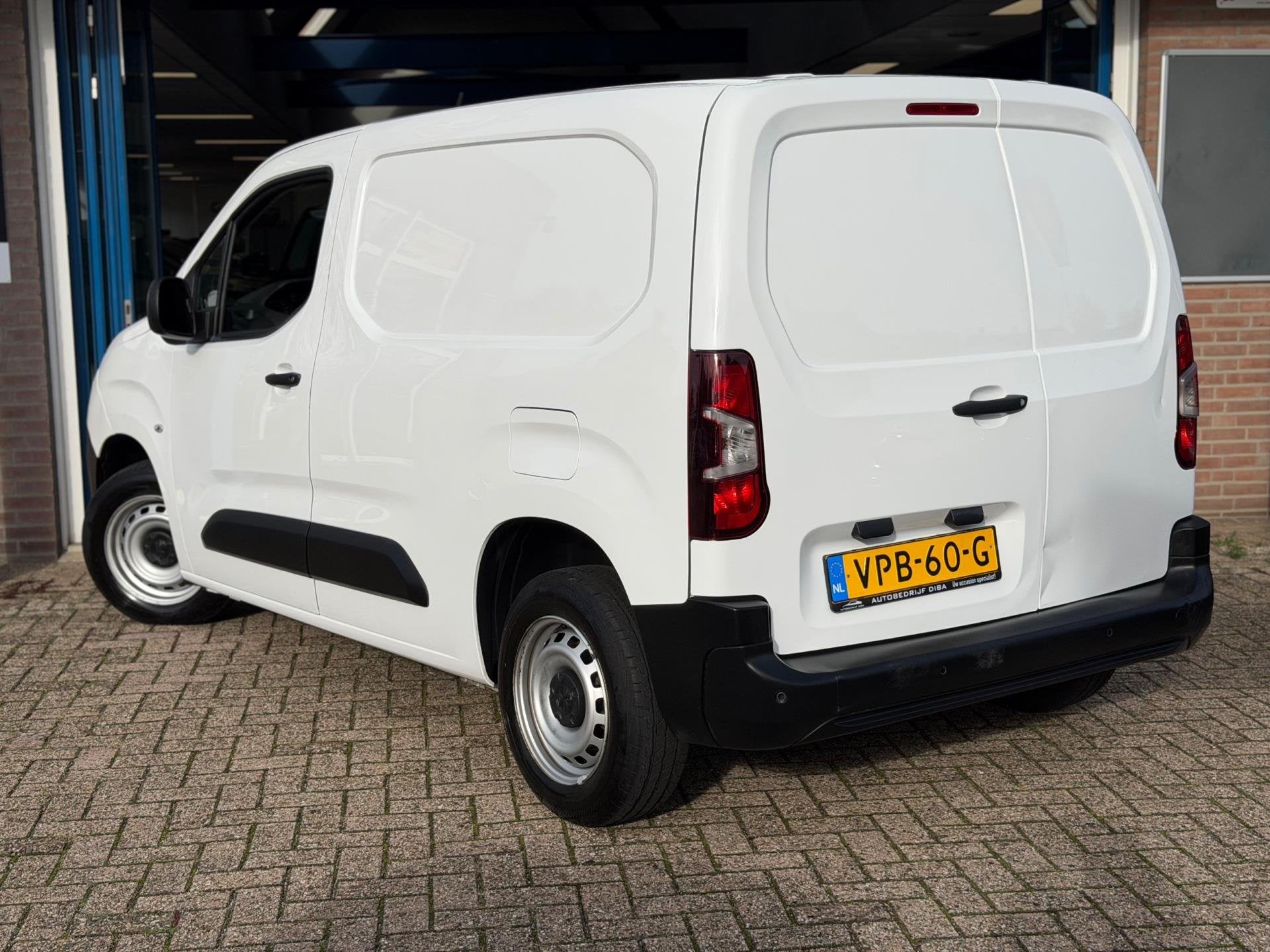 Peugeot Partner 1.2 PureTech Premium 2022 WIT NAVI AIRCO BTW, Auto's, Voorwielaandrijving, Dealer onderhouden, Gebruikt, 1199 cc
