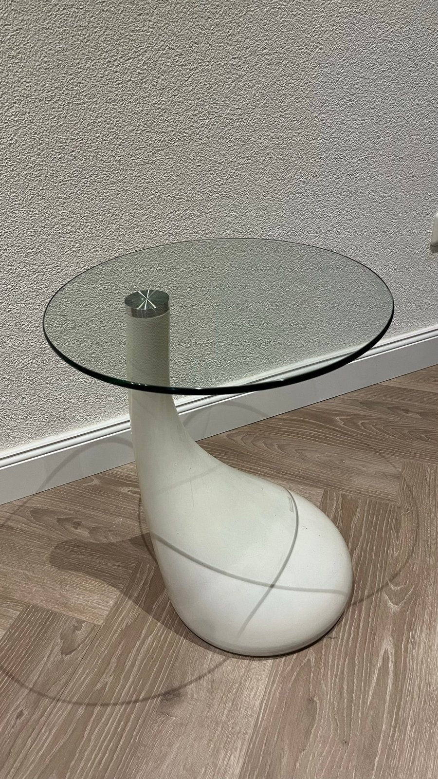 Moderne Bijzettafel met Glazen Blad en Unieke Voet, Space age / modern art, Gebruikt, Rond, 55 tot 75 cm
