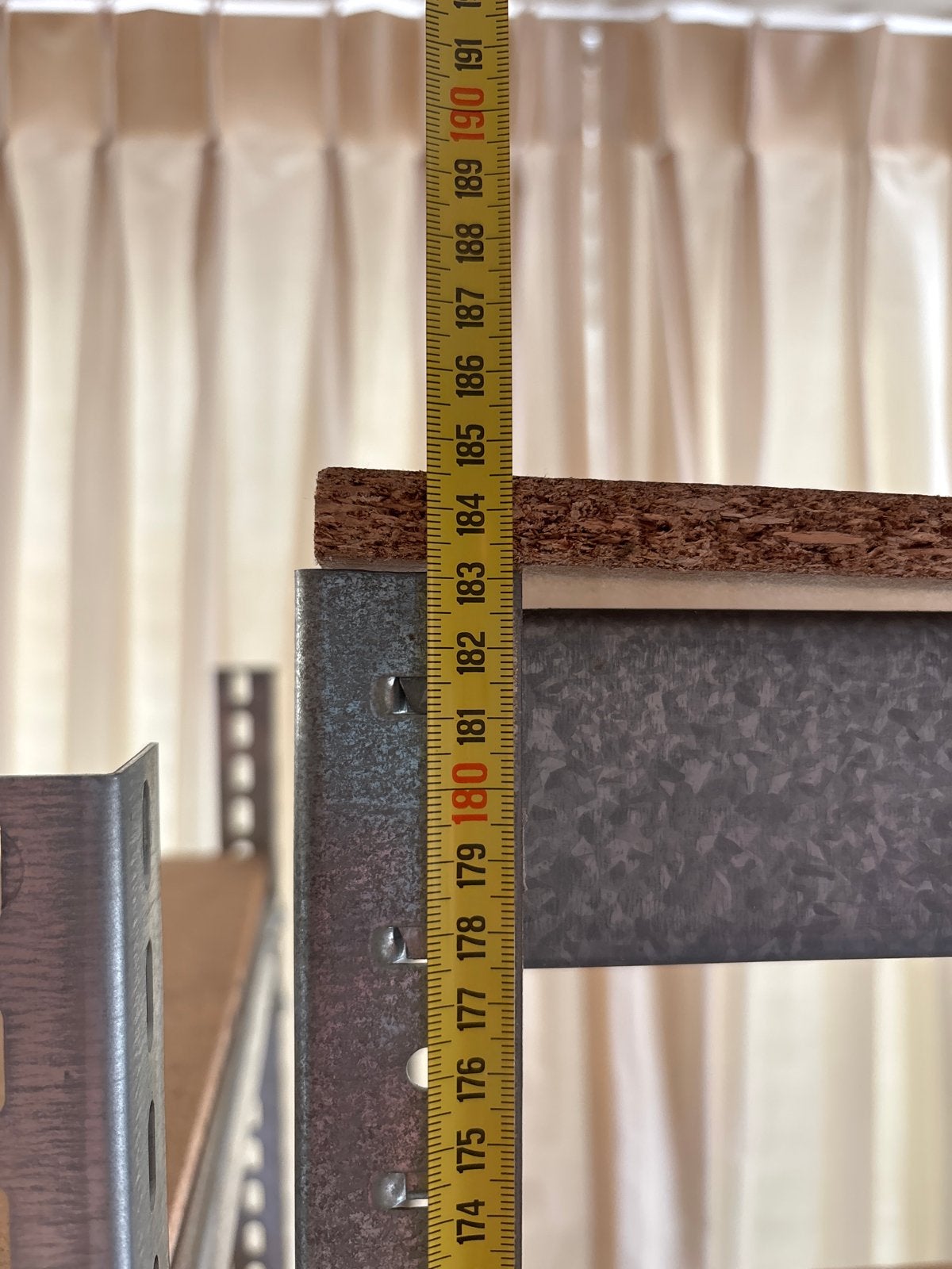 Stevige metalen stellingkast met houten planken, Ophalen, Gebruikt
