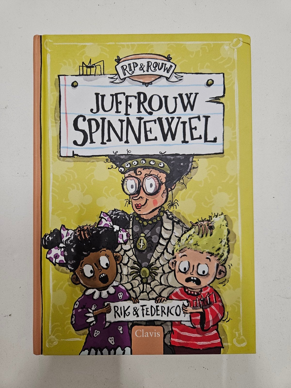 Rik Peters - Juffrouw Spinnewiel, Boeken, Rik Peters, Fictie algemeen, Ophalen of Verzenden, Zo goed als nieuw