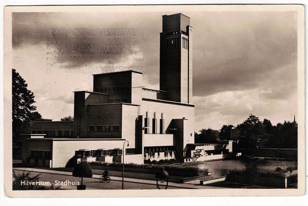 Hilversum 1943. Het Stadhuis van Architect Dudok., Ophalen of Verzenden, 1940 tot 1960, Gelopen, Noord-Holland