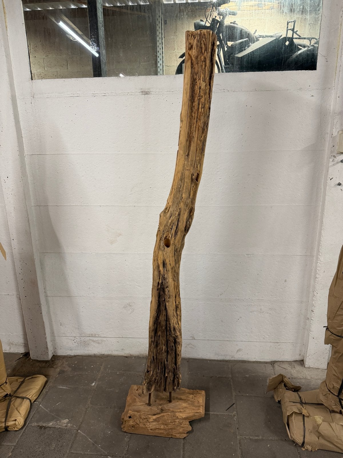 Unieke Teakhouten Sculptuur op Sokkel - Tevens Wijnrek, Ophalen, Handgemaakt, 1 meter - 2 meter, Beeld
