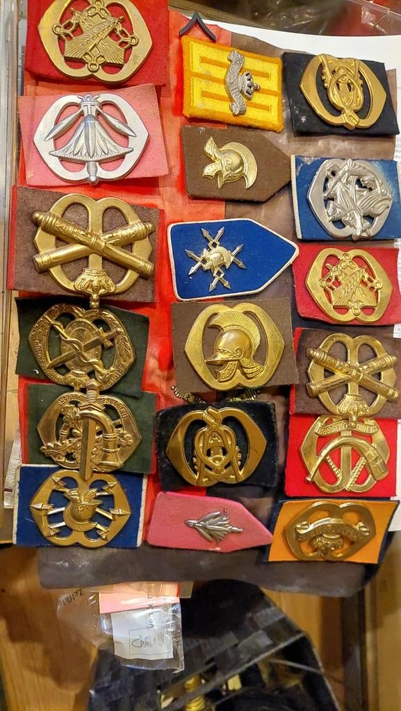 18 diverse baret emblemen - Doe een bod!, Ophalen of Verzenden, Overige soorten, Overige gebieden, Embleem of Badge