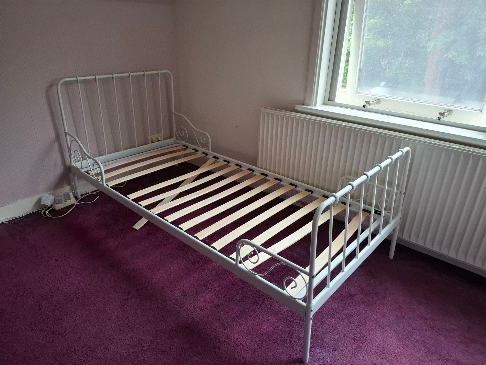 Bed, 1 persoons, wit, metaal., Huis en Inrichting, Slaapkamer | Bedden, Ophalen, Gebruikt, 90 cm, Eenpersoons