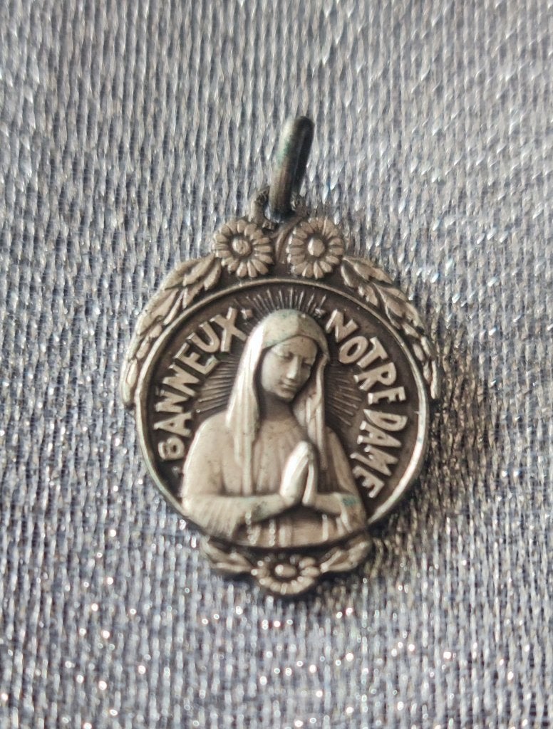 626  2 Medaille's O. L. Vrouw van Banneux, Ophalen of Verzenden, Zo goed als nieuw, Overige typen, Christendom | Katholiek