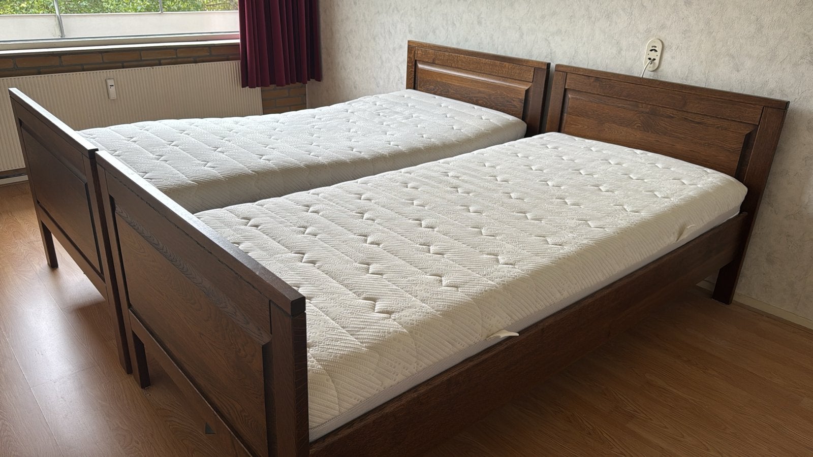 2 Eiken Seniorenbedden met Elektrisch Verstelbare Bodems, Ophalen, 90 cm, Eenpersoons, Bruin