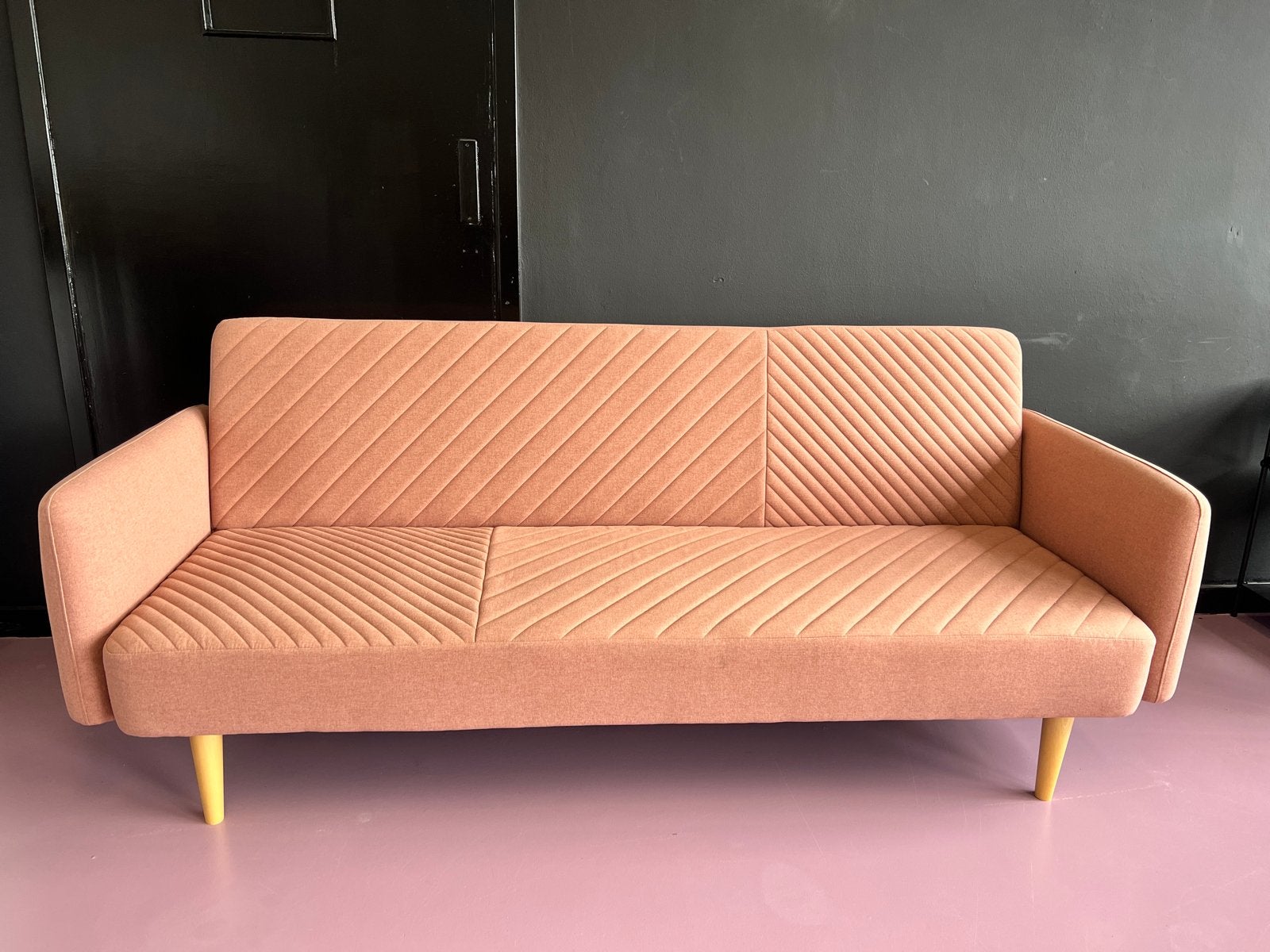 Made slaapbank - zalmroze, Ophalen, Driepersoons, 75 tot 100 cm, Zo goed als nieuw