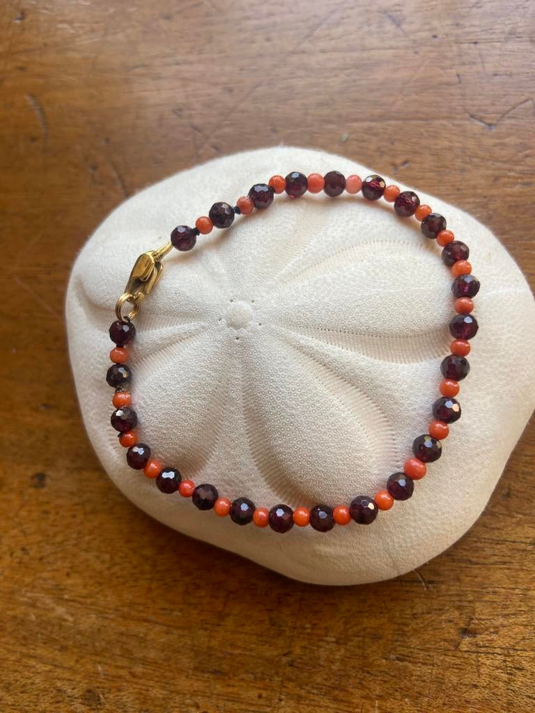 Armbandje van granaatjes en bloedkoraal, Ophalen of Verzenden, Zo goed als nieuw, Overige materialen