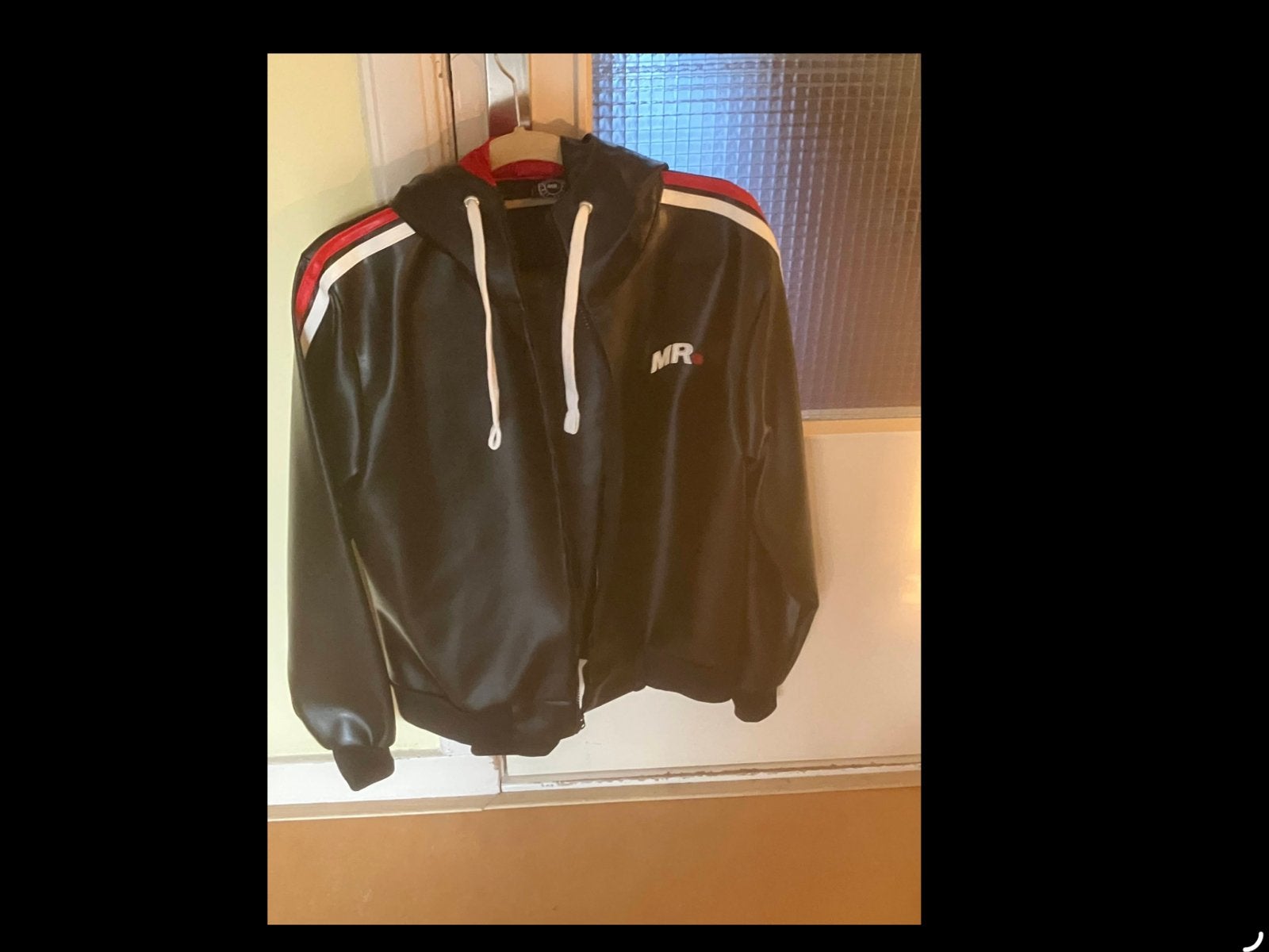Mr. Riegillio PVC-tracksuit red stripes, nieuw. maat L, Maat 48/50 (M), Nieuw, Ophalen of Verzenden, Overige thema's
