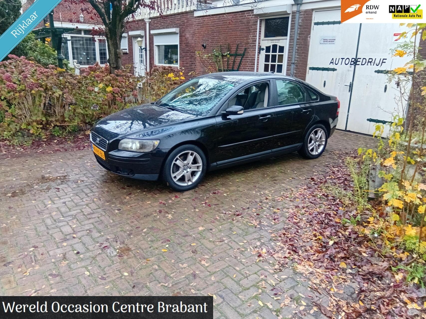 Volvo S40 2.4 Kinetic apk 04 2027, Auto's, Voorwielaandrijving, Gebruikt, Zwart, Origineel Nederlands
