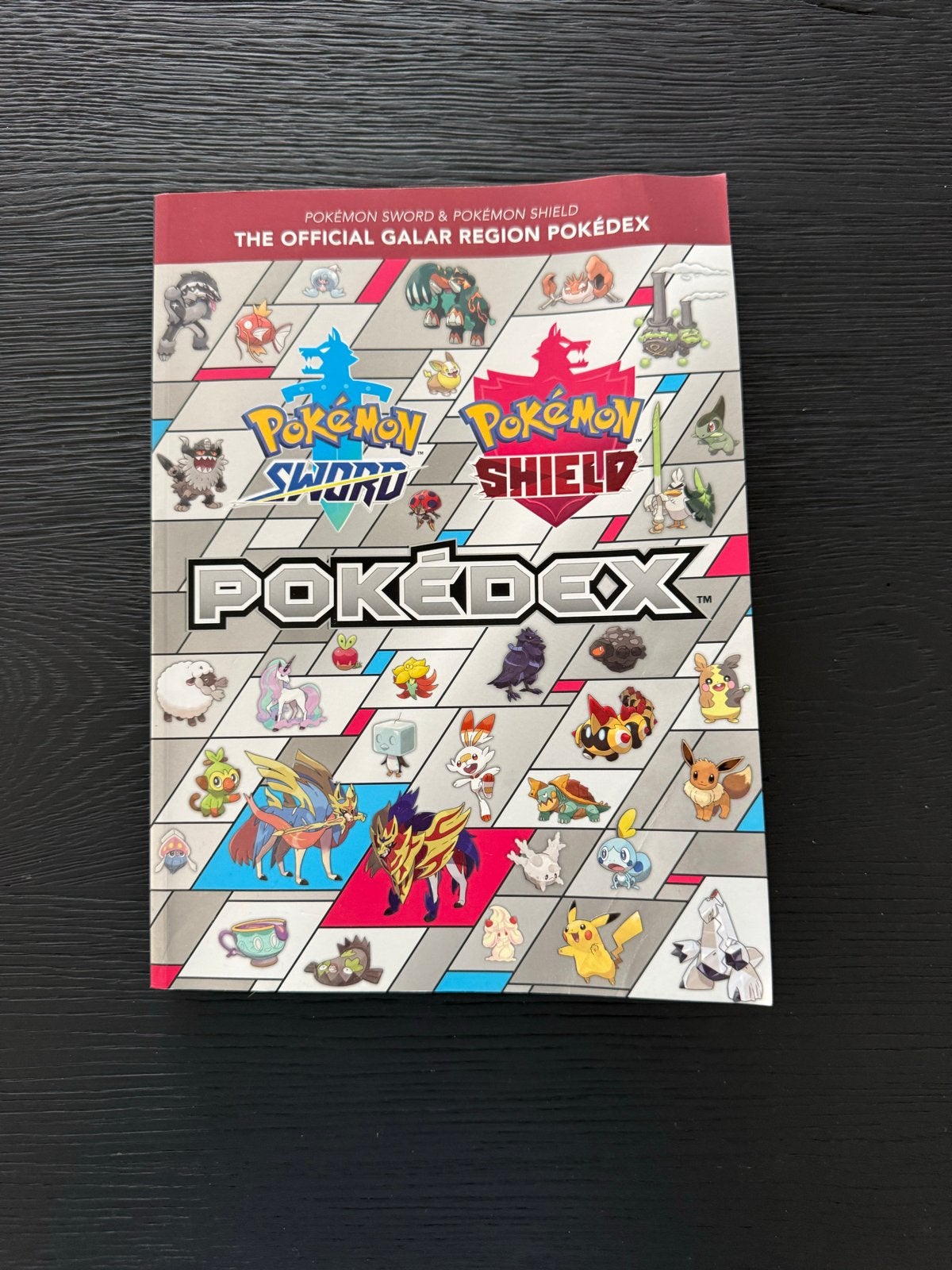 Pokémon Sword & Shield: The Official Galar Region Pokédex, Hobby en Vrije tijd, Ophalen of Verzenden, Zo goed als nieuw