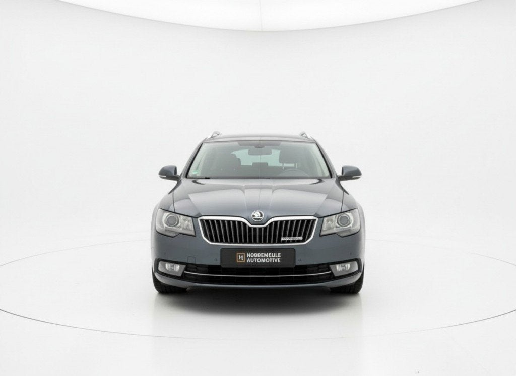 Skoda SUPERB 1.6 TDI CHAMPS ELYSEE. NAVI,TREKHAAK,CRUISE, Auto's, Gebruikt, Euro 6, 4 cilinders, 23 km/l