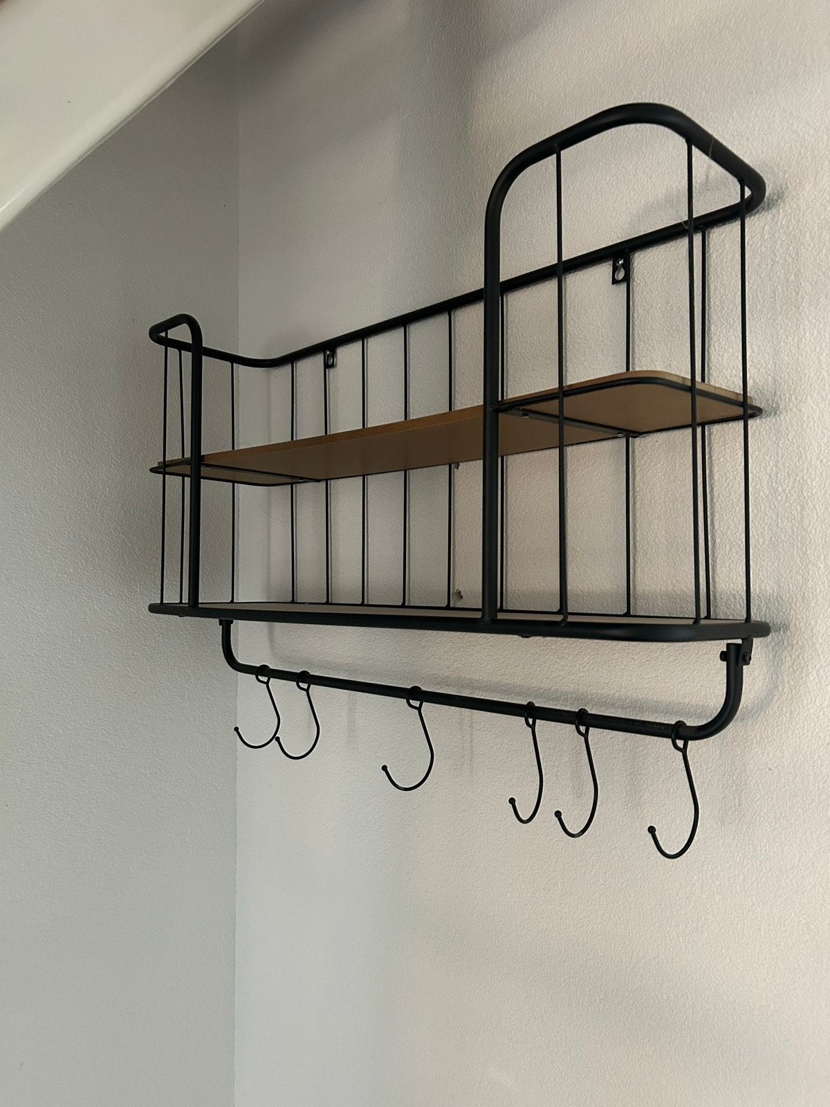 Zwart metalen wandrek met houten planken en haken, Huis en Inrichting, Woonaccessoires | Wandplanken en Boekenplanken, Ophalen