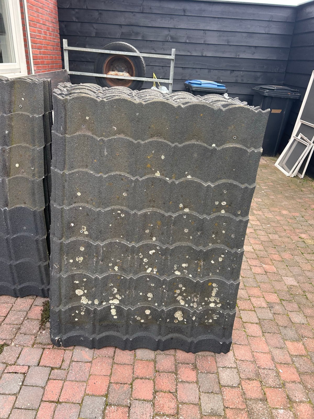 Dakpanplaten met bevestigingsschroeven en hoekpannen, Gebruikt, Zwart, 15 m² of meer, Metaal