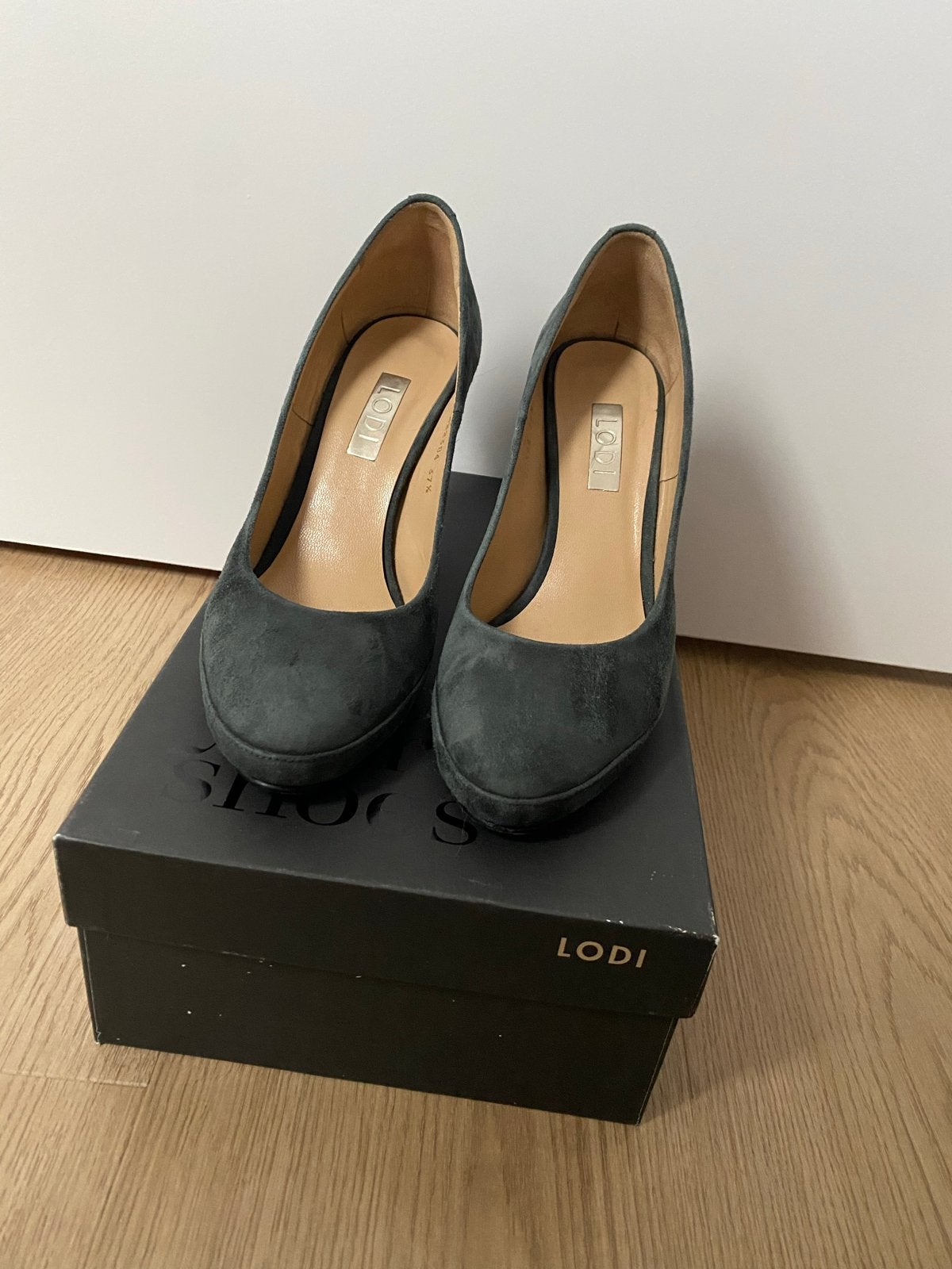 Lodi Pumps Maat 37 Antraciet - Zo goed als nieuw, Kleding | Dames, Ophalen of Verzenden, Zo goed als nieuw, Grijs, Pumps