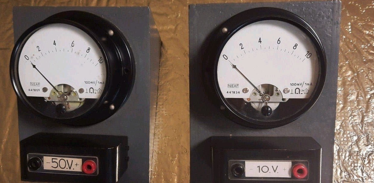2 analoge vintage voltmeters - Natuurkunde, Ophalen of Verzenden