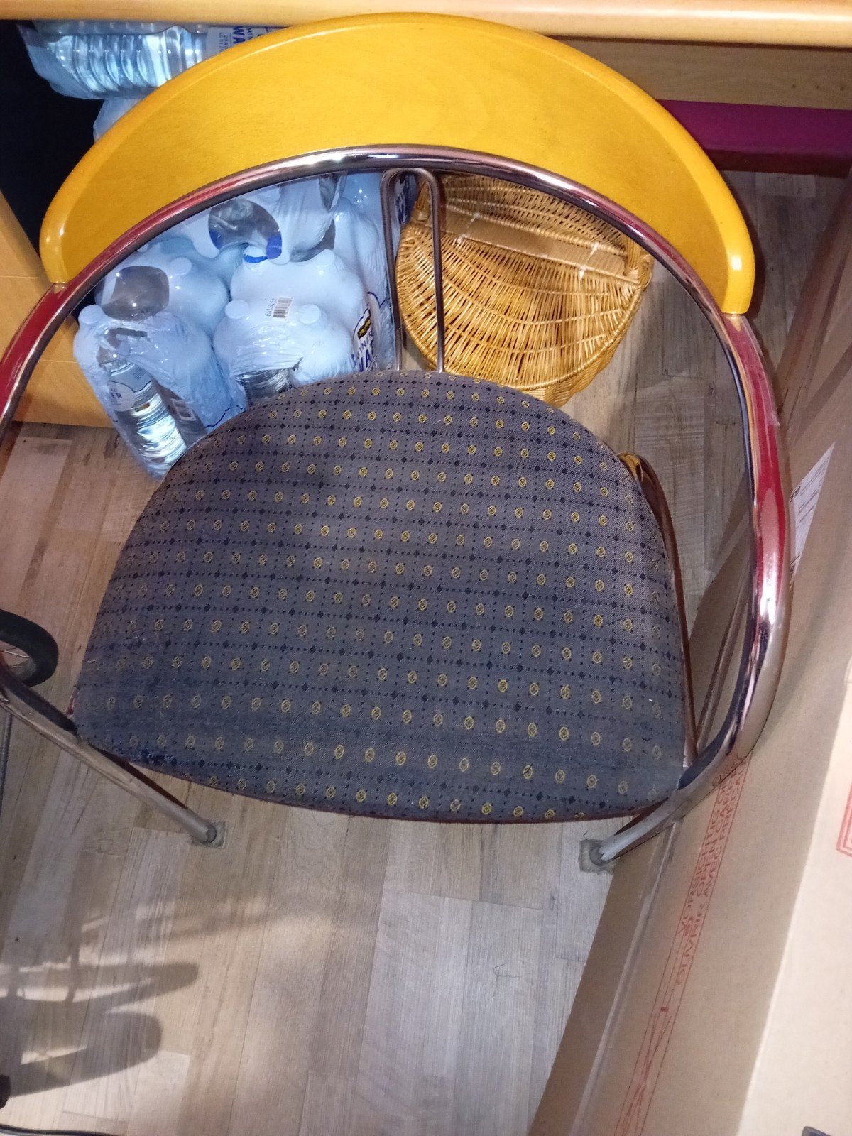 2 stoelen met houten rugleuning en stoffen zitting, Ophalen, Gebruikt, Stof, Twee