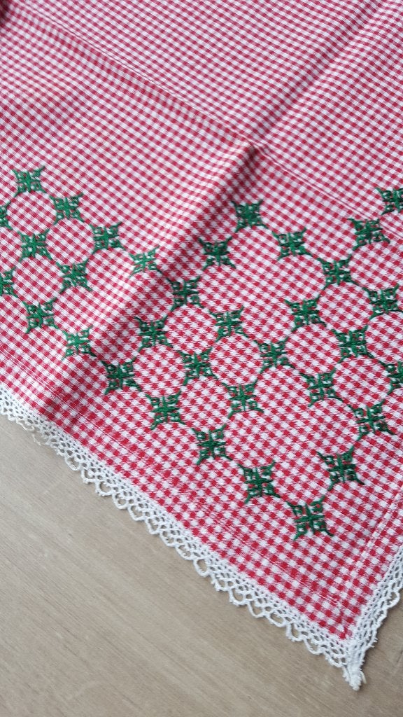 dekservet rood wit ruitje met borduurwerk 72x72 cm, Ophalen of Verzenden, Zo goed als nieuw, Rood, Tafelkleed of Tafelzeil
