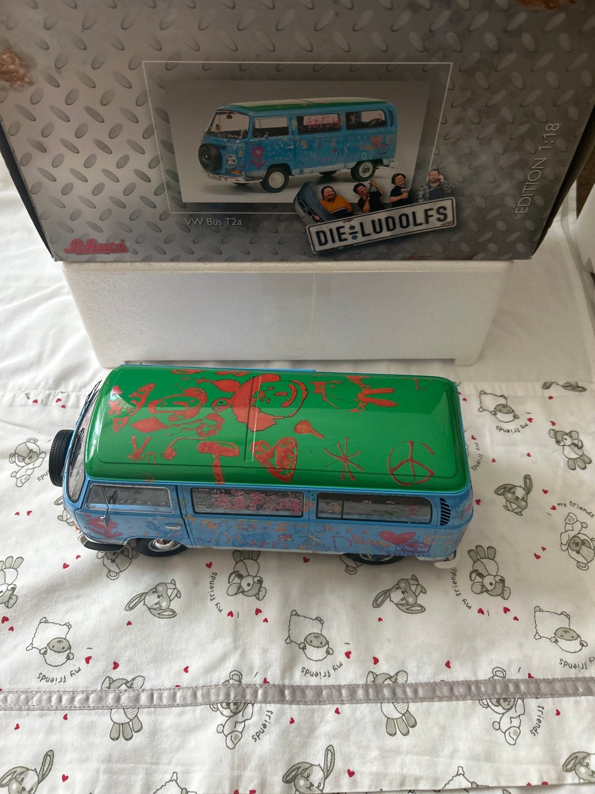Schuco VW Bus T2a "Die Ludolfs" 1:18 Modelauto, Ophalen of Verzenden, Zo goed als nieuw, Auto, Overige merken
