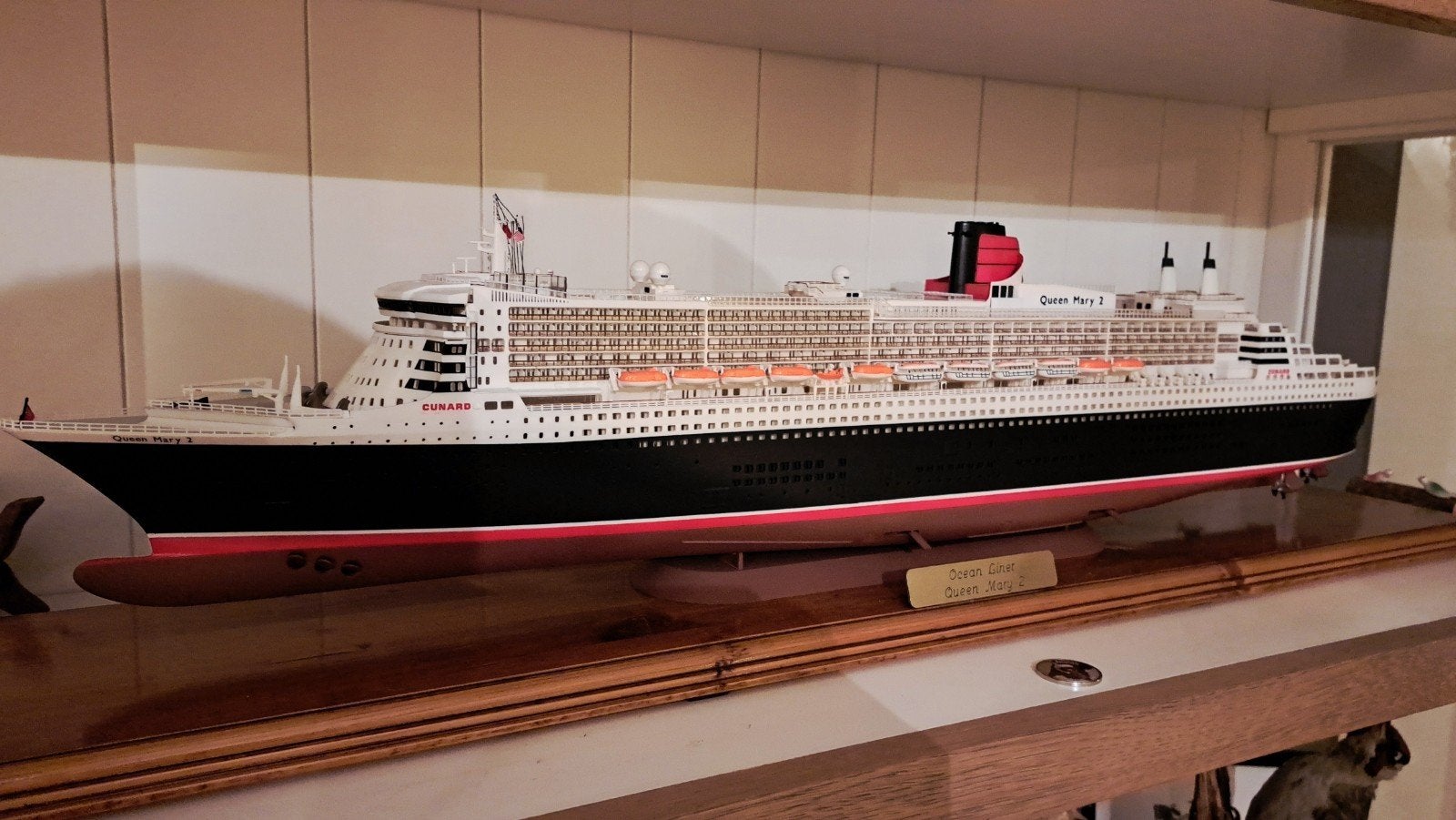 Revell queen mary 2 display schaal 1/400, Ophalen, Zo goed als nieuw, 1:200 of kleiner, Revell