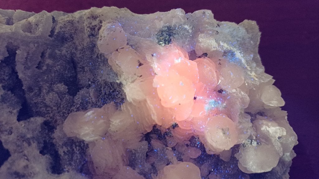 D51-01 Chalcedoon, aan onderzijde Calciet UV Madan Bulgarije, Ophalen of Verzenden, Mineraal