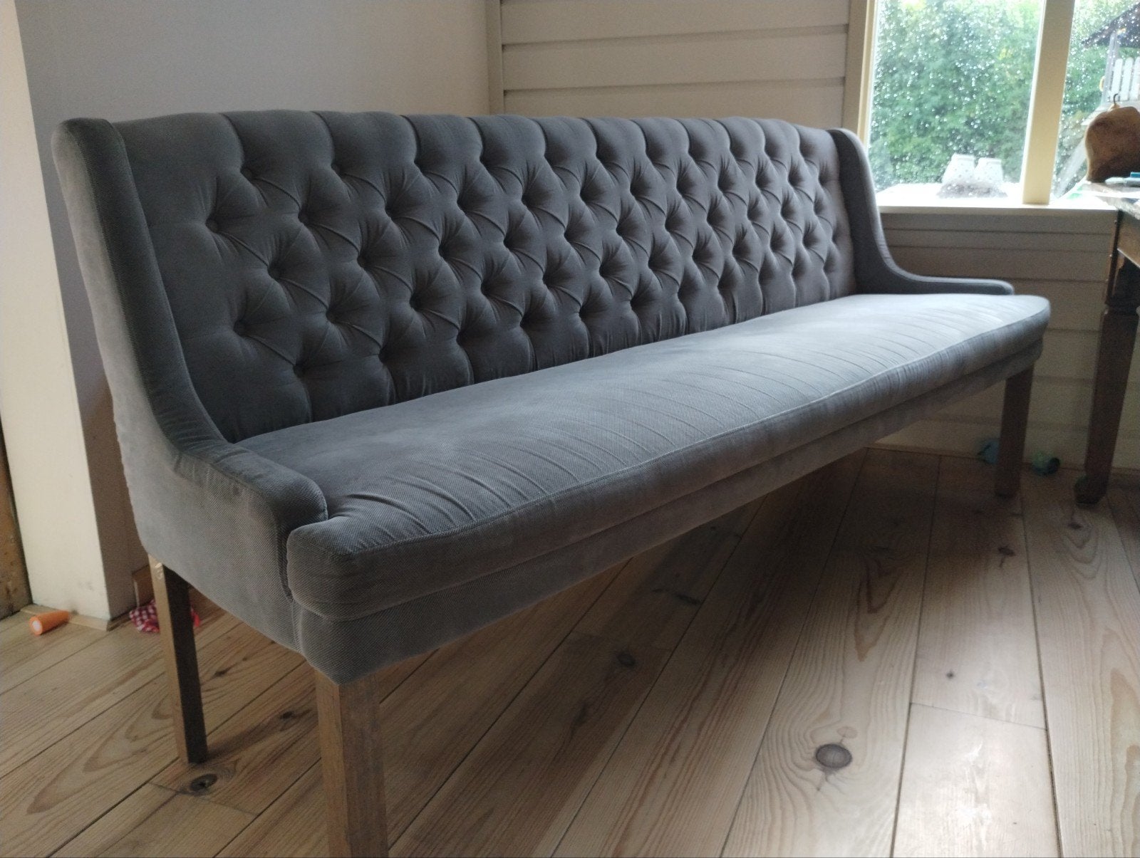 Stijlvolle Grijze Bank met Chesterfield-look, Ophalen, Hout, Chesterfield, Klassiek, Modern, Gebruikt