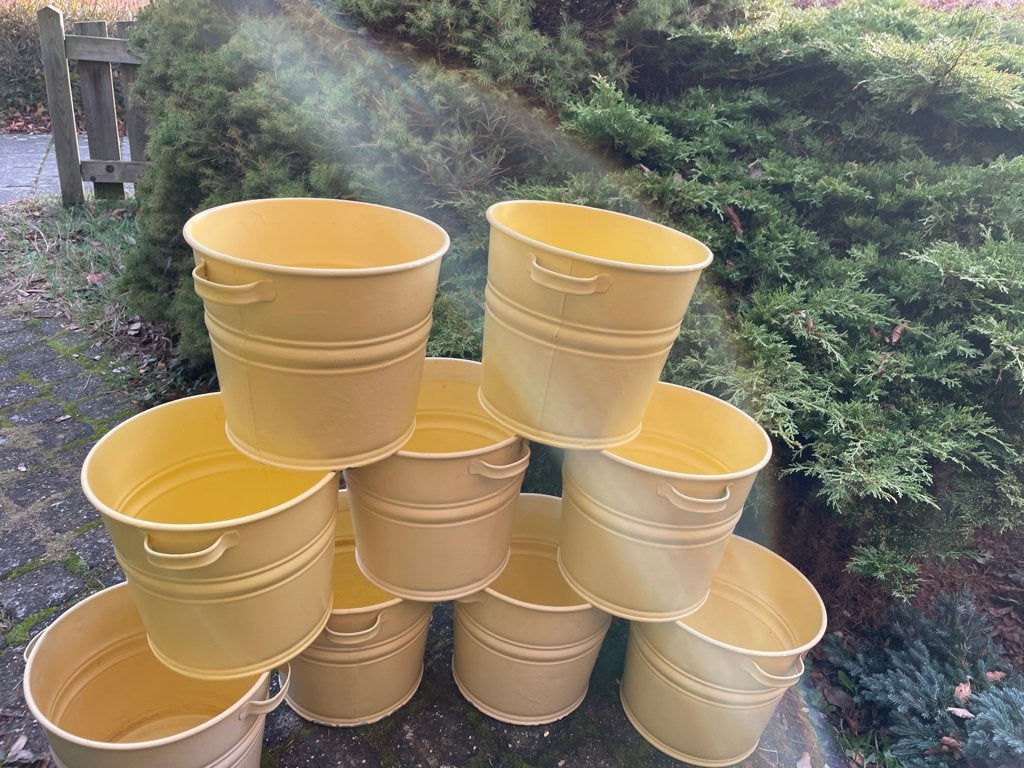 9 geel geschilderde ijzeren emmers voor bloemen of planten., Tuin en Terras, Bloempotten, Ophalen, Rond, Zo goed als nieuw, Metaal