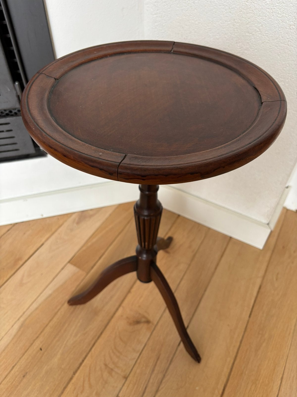 Prachtige drie poot wijntafel / bijzettafel / plantentafel, Ophalen, Minder dan 55 cm, Rond, Zo goed als nieuw