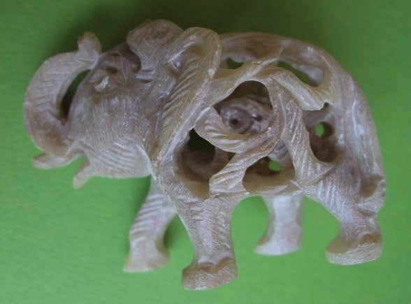 Nieuw handgemaakt miniatuur beeldje olifant met baby in buik, Ophalen of Verzenden, Nieuw, Dier