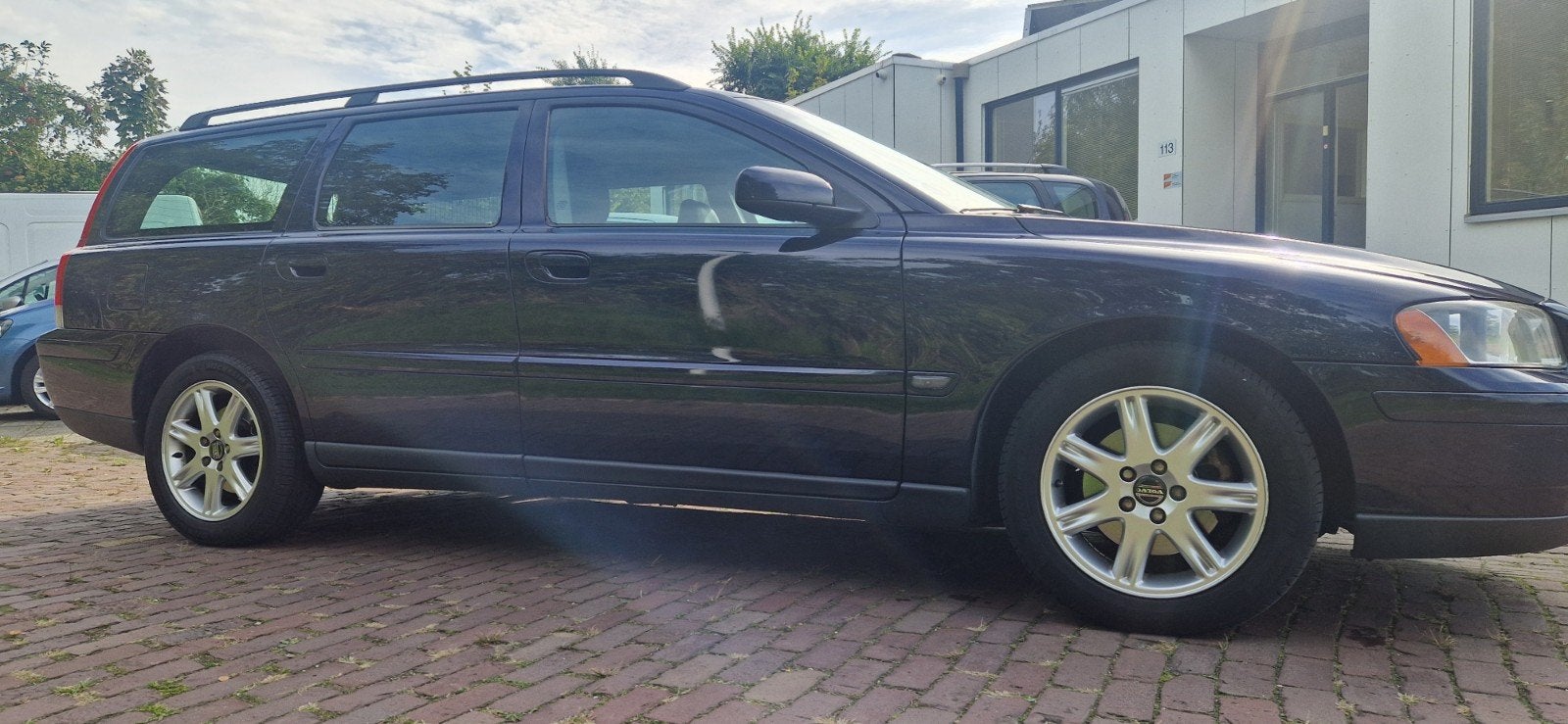Volvo V70 2.4 140PK AUTOMAAT DEALER Onderhouden, Auto's, Dealer onderhouden, Blauw, 2435 cc, 84 €/maand