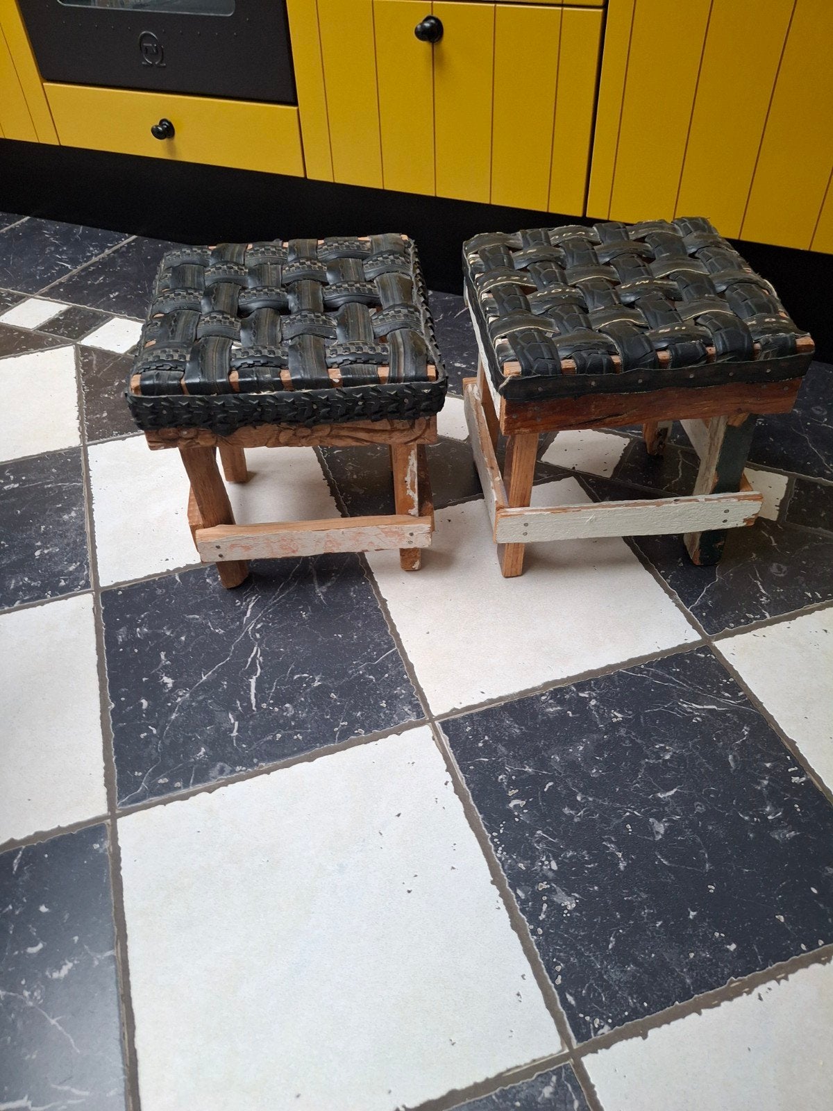 Te koop 2 geweldige krukjes van oud hout en oude autobanden, Ophalen of Verzenden, Hout
