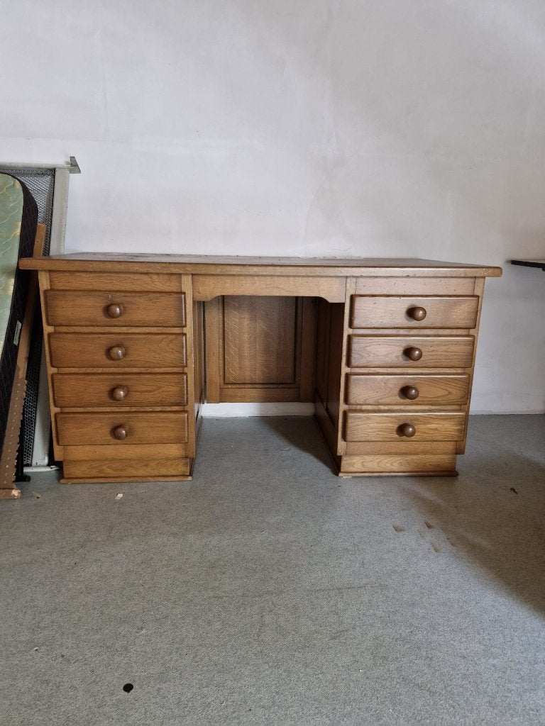 Klassiek eiken bureau met 8 lades – zwaar en degelijk, Huis en Inrichting, Kasten | Ladekasten, Ophalen, 100 tot 150 cm, 5 laden of meer