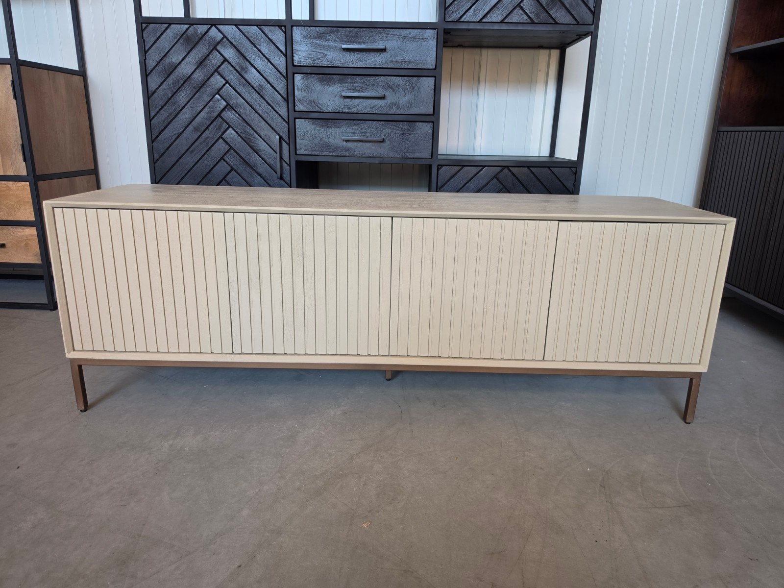 Tv-meubel Madison Sand 165 cm met bronzen onderstel, Overige houtsoorten, Madison, Info@meubeloutletmeppel.nl, 150 tot 200 cm