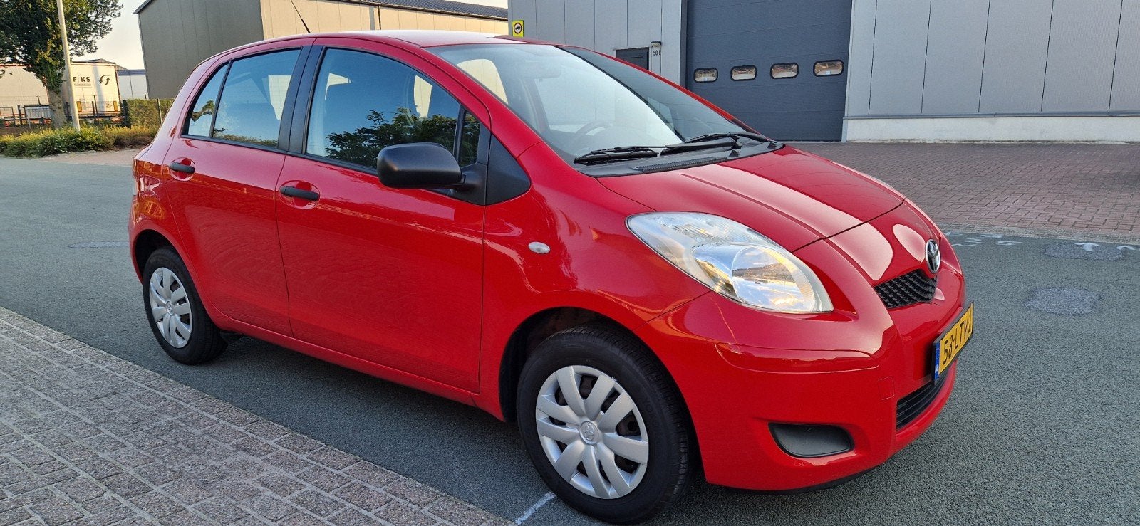 Toyota Yaris Cool 1.0 12V Vvt-i 5DR DEALER ONDERHOUDEN!!, Auto's, Toyota, Voorwielaandrijving, Stof, 40 €/maand, 750 kg